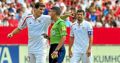 Andreolli, en el partido ante el Barcelona. Andreolli, en el partido ante el Barcelona.