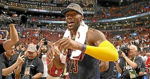 LeBron celebra el triunfo y el pase a la final de la NBA. LeBron celebra el triunfo y el pase a la final de la NBA.