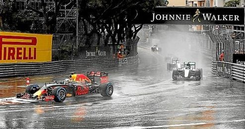 Ricciardo, perseguido por Rosberg en un lance de carrera. Ricciardo, perseguido por Rosberg en un lance de carrera.