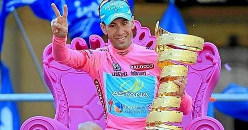 Nibali celebra su segundo Giro en el podio de Turín. Nibali celebra su segundo Giro en el podio de Turín.