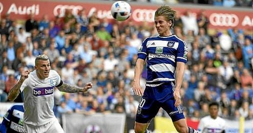 Dennis Praet cabecea el balón en un partido con el Anderlecht. Dennis Praet cabecea el balón en un partido con el Anderlecht.