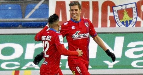 Jorge Díaz felicita al placentino por uno de los once tantos conseguidos con la camiseta rojilla. Jorge Díaz felicita al placentino por uno de los once tantos conseguidos con la camiseta rojilla.