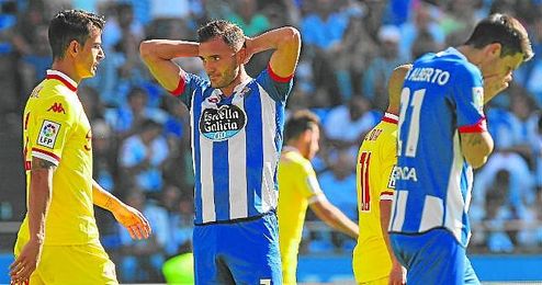 Lucas Pérez se lamenta de una ocasión errada durante un partido de Liga frente al Sporting. Lucas Pérez se lamenta de una ocasión errada durante un partido de Liga frente al Sporting.