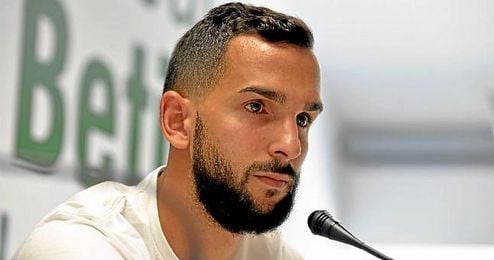 Martín Montoya, durante una rueda de prensa de la pasada temporada. Martín Montoya, durante una rueda de prensa de la pasada temporada.
