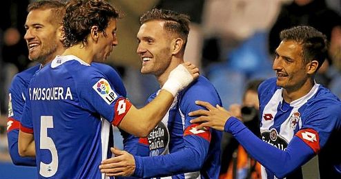 Lucas Pérez celebra un gol con sus compañeros. Lucas Pérez celebra un gol con sus compañeros.