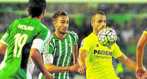 El bético Pezzella, ante el Villarreal. El bético Pezzella, ante el Villarreal.