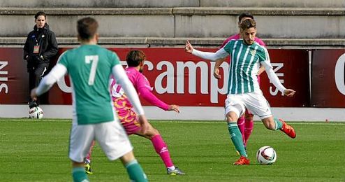 Abeledo golpe el balón en un partido con el Betis B. Abeledo golpe el balón en un partido con el Betis B.