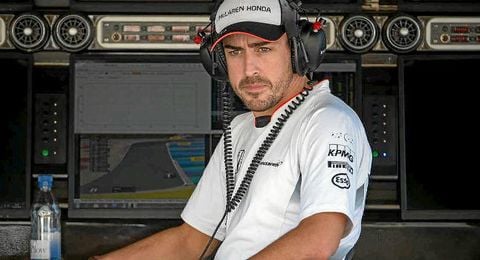 Alonso, que quedó fuera de carrera en el Gp de Cataluña, pensativo. Alonso, que quedó fuera de carrera en el Gp de Cataluña, pensativo.