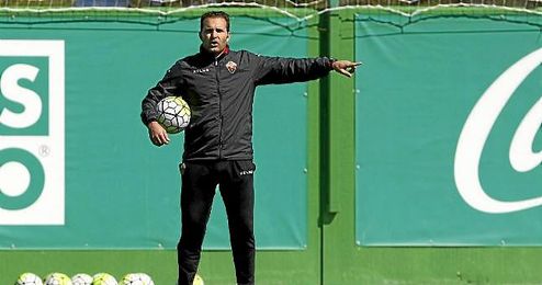Rubén Baraja haciendo gestos durante un entrenamiento del Elche. Rubén Baraja haciendo gestos durante un entrenamiento del Elche.