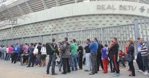 Los aficionados, pendientes de las novedades. Los aficionados, pendientes de las novedades.