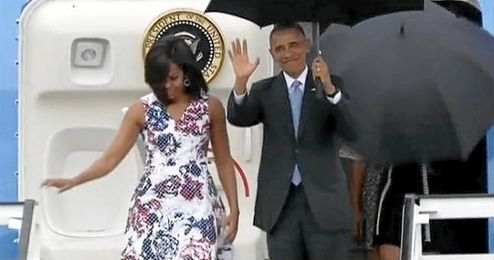 Barack Obama y Michelle Obama saludan a su llegada a Cuba. Barack Obama y Michelle Obama saludan a su llegada a Cuba.
