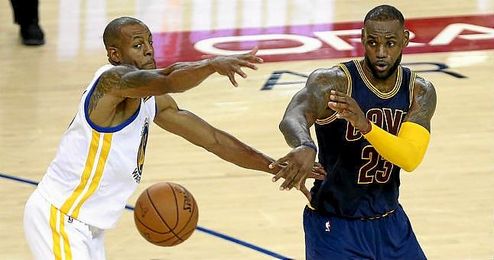 LeBron James pasa un balón ante la presión rival. LeBron James pasa un balón ante la presión rival.