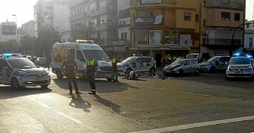 Los servicios policiales acordonan la zona. Los servicios policiales acordonan la zona.