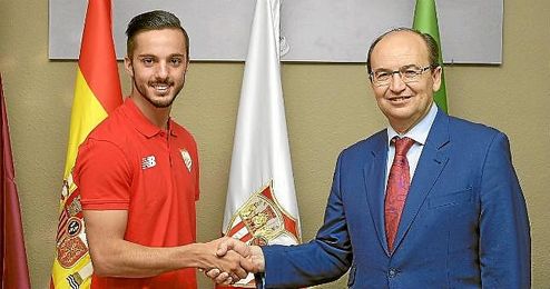Pablo Sarabia, junto a José Castro tras firmar su contrato. Pablo Sarabia, junto a José Castro tras firmar su contrato.