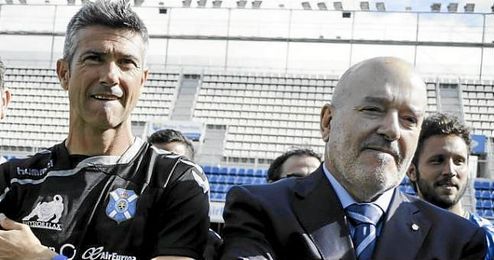 Pep Martí, exsevillsita y actual entrenador del Tenerife, junto a Concepción. Pep Martí, exsevillsita y actual entrenador del Tenerife, junto a Concepción.
