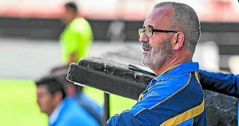 Eusebio Navarro, en su última etapa como entrenador del Mairena. Eusebio Navarro, en su última etapa como entrenador del Mairena.