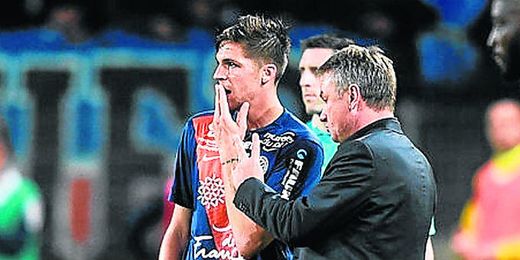 Hantz da órdenes a Jonas Martin. Hantz da órdenes a Jonas Martin.