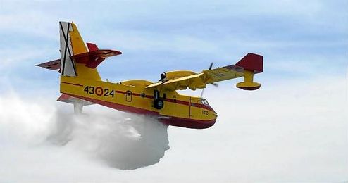 Un avión anfibio "bombardier", en acción Un avión anfibio "bombardier", en acción