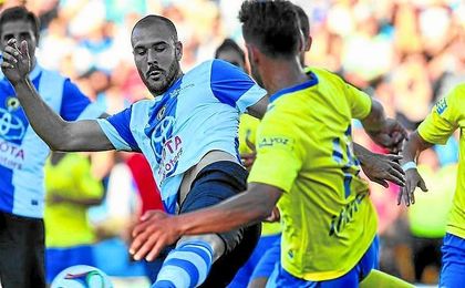 Atienza en un lance ante el Cádiz en los ´play off´ del pasado curso Atienza en un lance ante el Cádiz en los ´play off´ del pasado curso