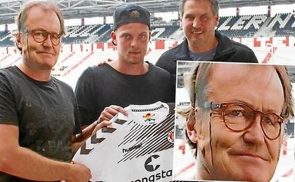 El entrenador del Sankt Pauli se pierde una presentación, pero le reemplaza un desconocido con careta El entrenador del Sankt Pauli se pierde una presentación, pero le reemplaza un desconocido con careta