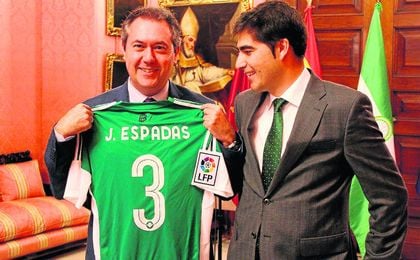Juan Espadas posa con el obsequio que le hizo el Betis a través del presidente, Ángel Haro. Juan Espadas posa con el obsequio que le hizo el Betis a través del presidente, Ángel Haro.