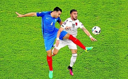 Adil Rami, en la imagen pugnando con el albanés Sadiku, resultó providencial en el triunfo de Francia. Adil Rami, en la imagen pugnando con el albanés Sadiku, resultó providencial en el triunfo de Francia.