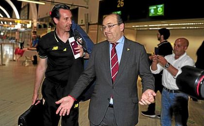 Unai Emery y José Castro, en el aeropuerto de San Pablo (Sevilla), donde el vasco tendría los billetes y el pasaporte en la mano. Unai Emery y José Castro, en el aeropuerto de San Pablo (Sevilla), donde el vasco tendría los billetes y el pasaporte en la mano.