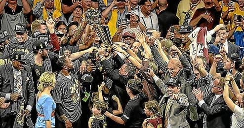 Cleveland levanta el trofeo de campeón de la NBA. Cleveland levanta el trofeo de campeón de la NBA.