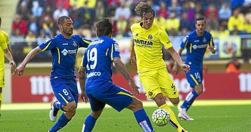Pina pugna por un balón en el partido ante el Getafe. Pina pugna por un balón en el partido ante el Getafe.