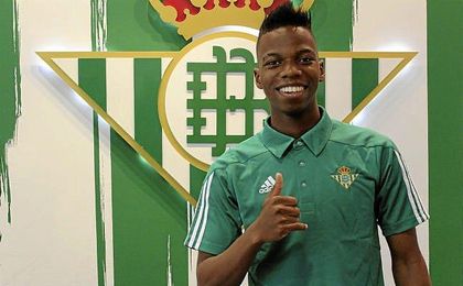 Musonda posa junto al escudo del Betis tras confirmarse su cesión. Musonda posa junto al escudo del Betis tras confirmarse su cesión.