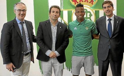 Musonda posando con Torrecilla, Haro y López Catalán. Musonda posando con Torrecilla, Haro y López Catalán.