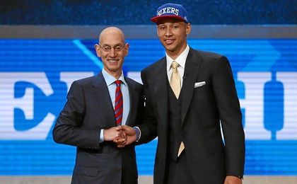 Ben Simmons, de la Universidad Estatal de Luisiana, junto a Adam Silver, comisionado de la NBA. Ben Simmons, de la Universidad Estatal de Luisiana, junto a Adam Silver, comisionado de la NBA.