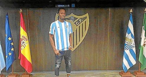 Koné posa con la camiseta del Málaga. Koné posa con la camiseta del Málaga.