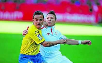 El canario Roque Mesa pugna con el sevillista Yevhen Konoplyanka en el Sánchez Pizjuán. El canario Roque Mesa pugna con el sevillista Yevhen Konoplyanka en el Sánchez Pizjuán.
