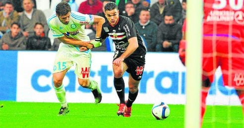 Hatem Ben Arfa acaba hoy su contrato con el Niza y podría confirmar su nuevo destino, que podría llevarle al PSG de la mano de un Emery que también desea reclutar a Krychowiak para su proyecto en el club francés. Hatem Ben Arfa acaba hoy su contrato con el Niza y podría confirmar su nuevo destino, que podría llevarle al PSG de la mano de un Emery que también desea reclutar a Krychowiak para su proyecto en el club francés.
