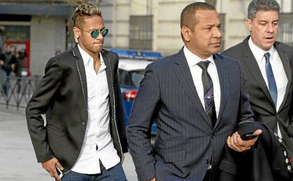 Neymar, junto a su padre, en los juzgados de Barcelona. Neymar, junto a su padre, en los juzgados de Barcelona.