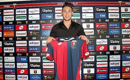 Lucas Ocampos posa con la camiseta del Genoa ante los medios. Lucas Ocampos posa con la camiseta del Genoa ante los medios.
