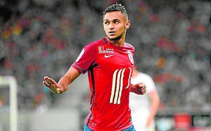 Sofiane Boufal, de 22 años, se mueve por todo el frente de ataque. Sofiane Boufal, de 22 años, se mueve por todo el frente de ataque.