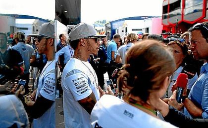Hamilton ante los medios. Hamilton ante los medios.