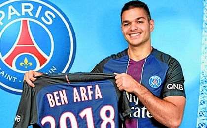 Ben Arfa posa con la camiseta del PSG. Ben Arfa posa con la camiseta del PSG.
