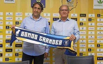 Casimiro junto a Bentacour en su presentación como entrenador del Gran Canaria. Casimiro junto a Bentacour en su presentación como entrenador del Gran Canaria.