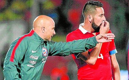 Jorge Sampaoli da instrucciones a Mauricio Isla durante un partido de la selección chilena. Jorge Sampaoli da instrucciones a Mauricio Isla durante un partido de la selección chilena.