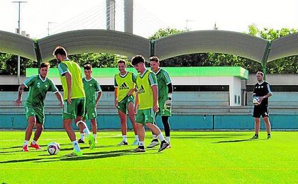 Los futbolistas del Betis B regresaron a los entrenamientos el pasado lunes por la tarde. Los futbolistas del Betis B regresaron a los entrenamientos el pasado lunes por la tarde.