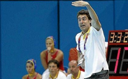 Miki Oca aleccionando a sus chicas. Miki Oca aleccionando a sus chicas.