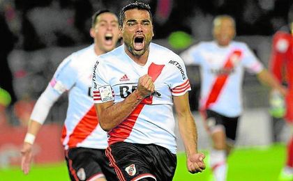 Mercado celebra un gol con la camiseta de River. Mercado celebra un gol con la camiseta de River.