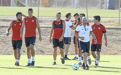 Sampaoli, en un entrenamiento en la ciudad deportiva sevillista. Sampaoli, en un entrenamiento en la ciudad deportiva sevillista.