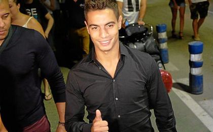 Ben Yedder, muy sonriente a su llegada a Sevilla. Ben Yedder, muy sonriente a su llegada a Sevilla.