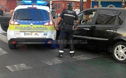 Los agentes decidieron cortarle el paso y los vehículos colisionaron. Los agentes decidieron cortarle el paso y los vehículos colisionaron.