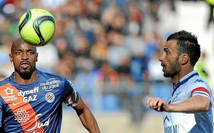Saunier disputa un balón (derecha) ante Camara. Saunier disputa un balón (derecha) ante Camara.