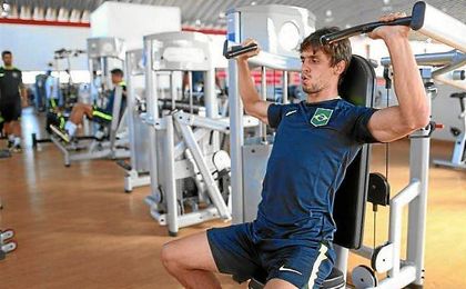 Caio, ejercitándose en el gimnasio con la selección de Brasil. Caio, ejercitándose en el gimnasio con la selección de Brasil.